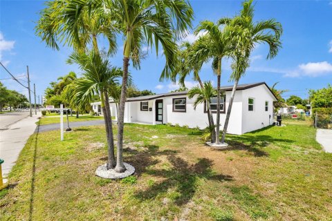 House in Margate, Florida 4 bedrooms, 124.49 sq.m. № 1619515 - photo 3