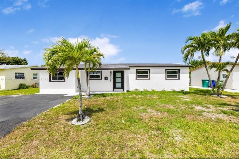 House in Margate, Florida 4 bedrooms, 124.49 sq.m. № 1619515 - photo 2
