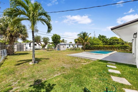 House in Margate, Florida 4 bedrooms, 124.49 sq.m. № 1619515 - photo 4