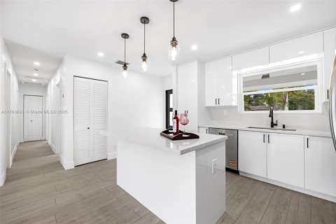House in Margate, Florida 4 bedrooms, 124.49 sq.m. № 1619515 - photo 10