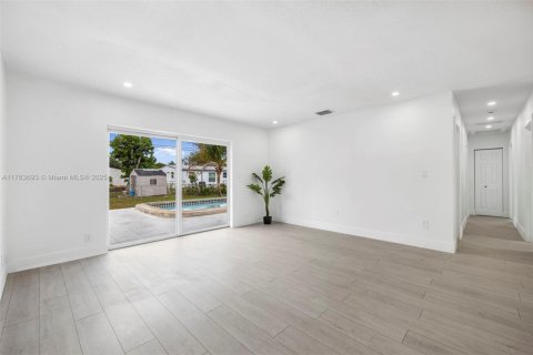 House in Margate, Florida 4 bedrooms, 124.49 sq.m. № 1619515 - photo 15