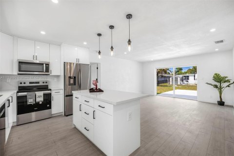 House in Margate, Florida 4 bedrooms, 124.49 sq.m. № 1619515 - photo 5