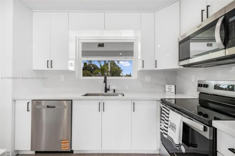 House in Margate, Florida 4 bedrooms, 124.49 sq.m. № 1619515 - photo 11