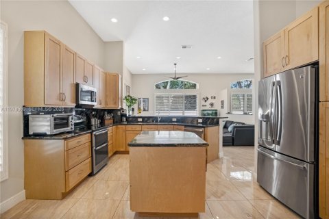 House in Hollywood, Florida 3 bedrooms, 205.69 sq.m. № 2043770 - photo 10