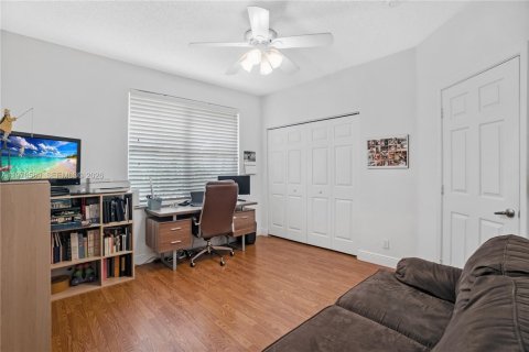 House in Hollywood, Florida 3 bedrooms, 205.69 sq.m. № 2043770 - photo 13