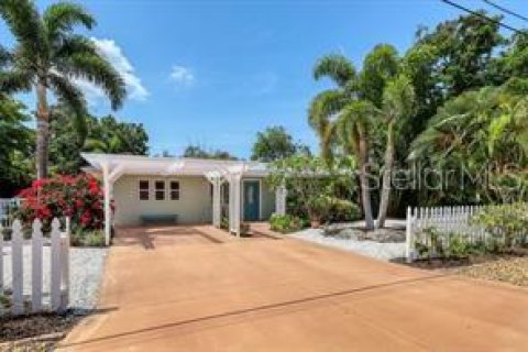 Casa en alquiler en Sarasota, Florida, 3 dormitorios, 204.01 m2 № 1635026 - foto 1