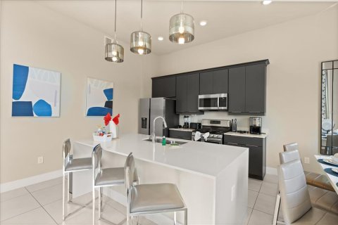 Condo in Kissimmee, Florida, 5 bedrooms  № 2222505 - photo 4