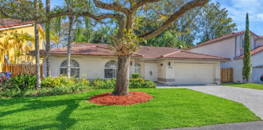 Villa ou maison à Miami, Floride 4 chambres, 202.99 m2 № 2024729