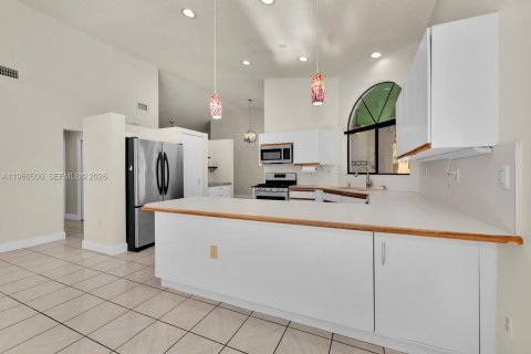 Villa ou maison à vendre à Miami, Floride: 4 chambres, 202.99 m2 № 2024729 - photo 12