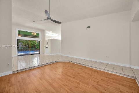 Villa ou maison à vendre à Miami, Floride: 4 chambres, 202.99 m2 № 2024729 - photo 6