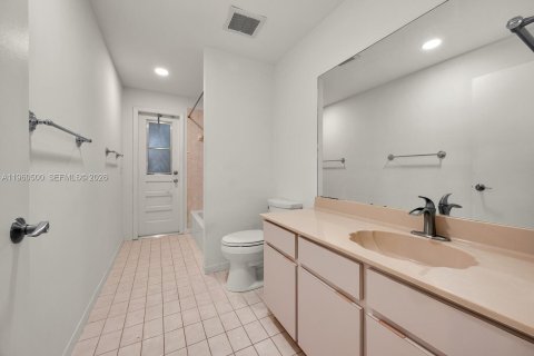 Villa ou maison à vendre à Miami, Floride: 4 chambres, 202.99 m2 № 2024729 - photo 21