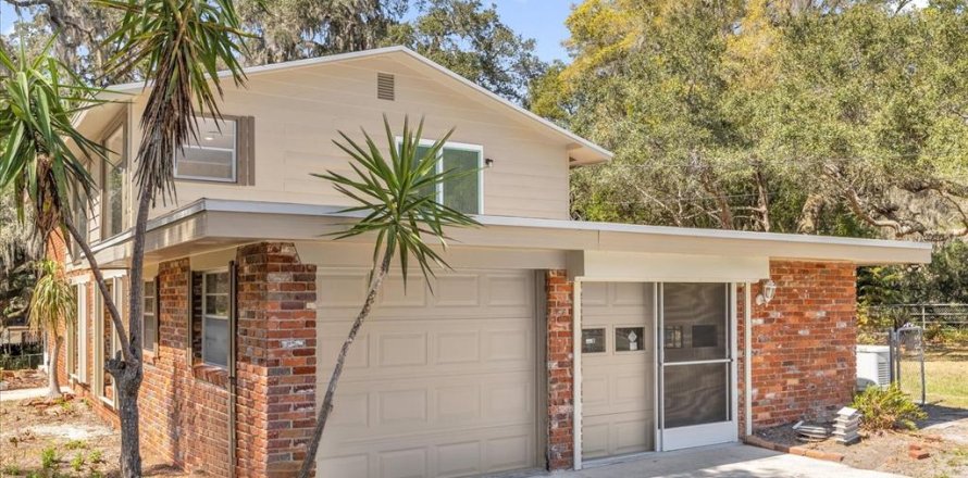 House in DeLand, Florida 4 bedrooms, 193.24 sq.m. № 2200702
