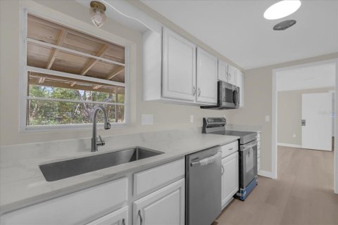 House in DeLand, Florida 4 bedrooms, 193.24 sq.m. № 2200702 - photo 6