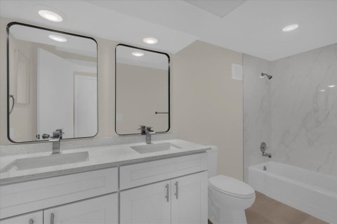 House in DeLand, Florida 4 bedrooms, 193.24 sq.m. № 2200702 - photo 22