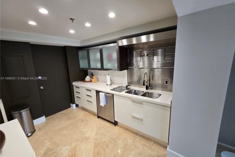 Condominio en alquiler en Miami, Florida, 2 dormitorios, 152.17 m2 № 1895654 - foto 3