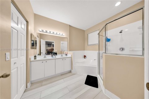 Condo in Cutler Bay, Florida, 3 bedrooms № 2426779 - photo 20