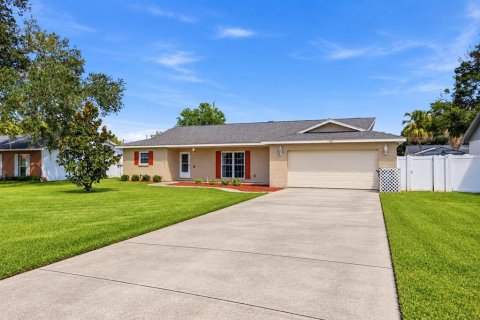 House in Brandon, Florida 3 bedrooms, 157.66 sq.m. № 2367034