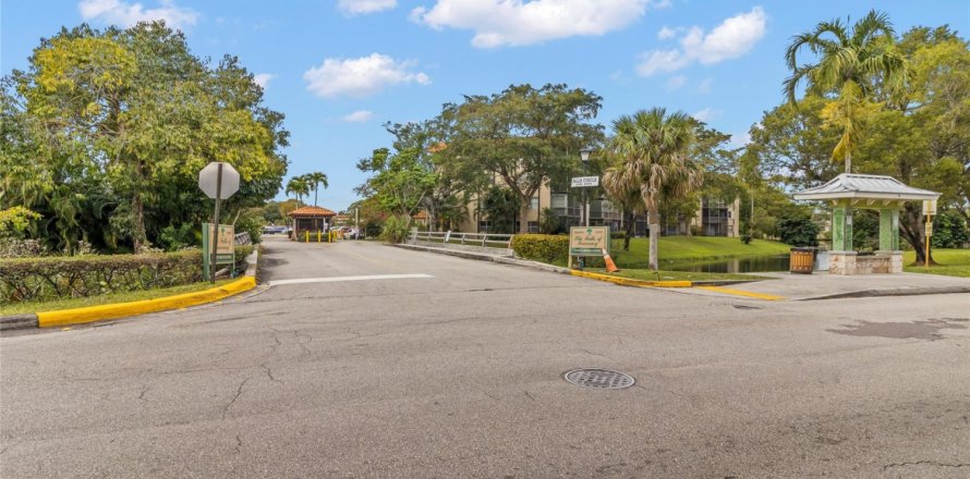 Condo in Lauderhill, Florida, 2 bedrooms № 1050195
