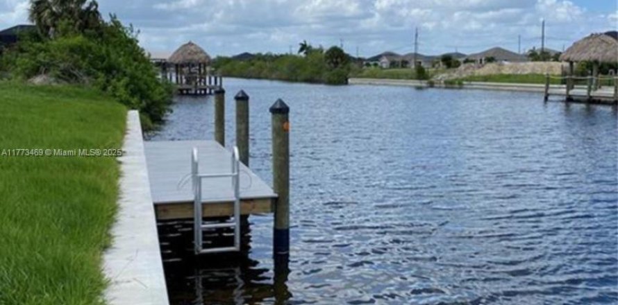 Terrain à Cape Coral, Floride № 1958820