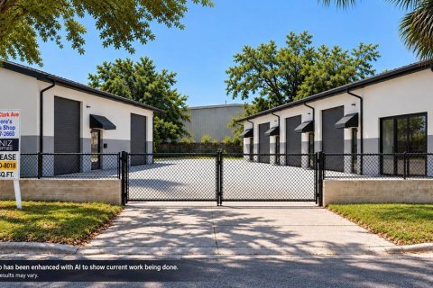 Commercial property in Tampa, Florida № 2434774