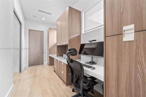 House in North Miami, Florida 5 bedrooms, 460.42 sq.m. № 2021939 - photo 29