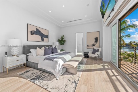 House in North Miami, Florida 5 bedrooms, 460.42 sq.m. № 2021939 - photo 21