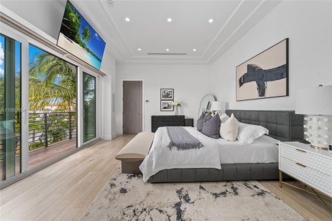 House in North Miami, Florida 5 bedrooms, 460.42 sq.m. № 2021939 - photo 20