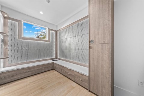 House in North Miami, Florida 5 bedrooms, 460.42 sq.m. № 2021939 - photo 30