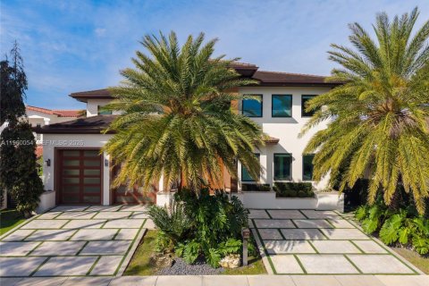 House in North Miami, Florida 5 bedrooms, 460.42 sq.m. № 2021939 - photo 2