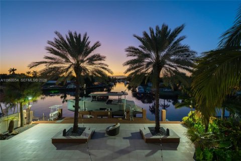 House in North Miami, Florida 5 bedrooms, 460.42 sq.m. № 2021939 - photo 19