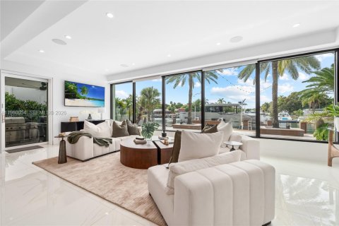 House in North Miami, Florida 5 bedrooms, 460.42 sq.m. № 2021939 - photo 11