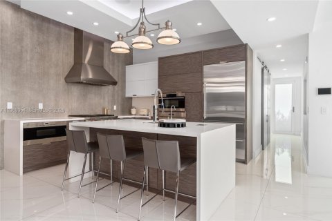 House in North Miami, Florida 5 bedrooms, 460.42 sq.m. № 2021939 - photo 9