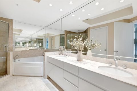 Condominio en alquiler en Miami, Florida, 2 dormitorios, 157.38 m2 № 2055467 - foto 17