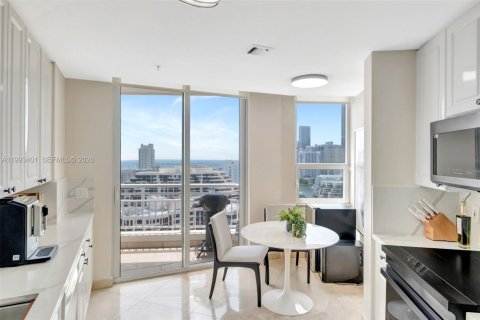Condominio en alquiler en Miami, Florida, 2 dormitorios, 157.38 m2 № 2055467 - foto 13