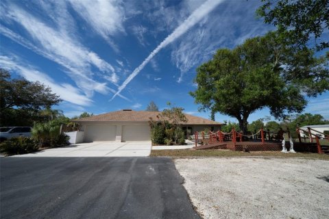 House in Punta Gorda, Florida 3 bedrooms, 214.33 sq.m. № 1780232 - photo 2