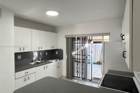 Copropriété à louer à Hialeah, Floride: 2 chambres, 91.04 m2 № 1998600 - photo 5