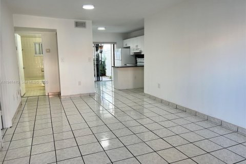 Copropriété à louer à Hialeah, Floride: 2 chambres, 91.04 m2 № 1998600 - photo 2