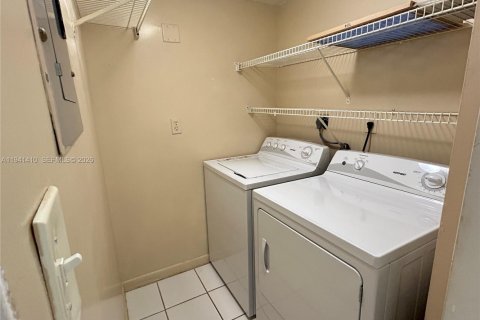 Copropriété à louer à Hialeah, Floride: 2 chambres, 91.04 m2 № 1998600 - photo 12