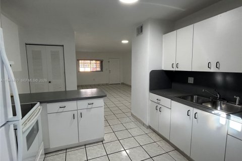 Copropriété à louer à Hialeah, Floride: 2 chambres, 91.04 m2 № 1998600 - photo 7