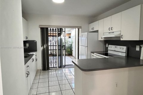 Copropriété à louer à Hialeah, Floride: 2 chambres, 91.04 m2 № 1998600 - photo 4