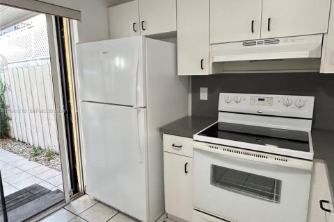 Copropriété à louer à Hialeah, Floride: 2 chambres, 91.04 m2 № 1998600 - photo 6
