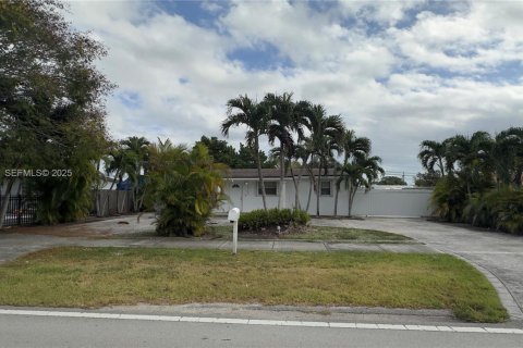 Casa en venta en Miami, Florida, 5 dormitorios, 165.55 m2 № 1983927 - foto 1