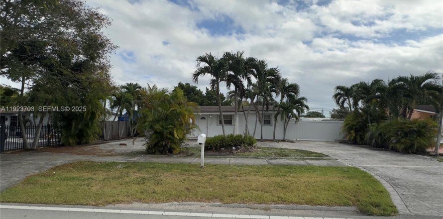 Casa en Miami, Florida 5 dormitorios, 165.55 m2 № 1983927