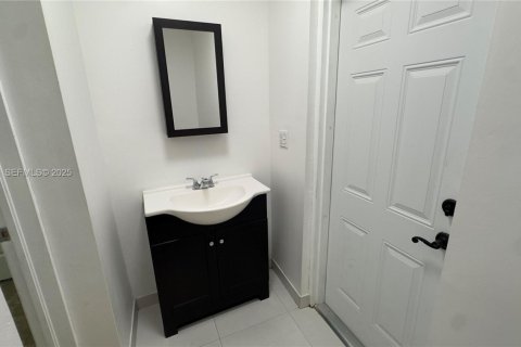 Casa en venta en Miami, Florida, 5 dormitorios, 165.55 m2 № 1983927 - foto 12