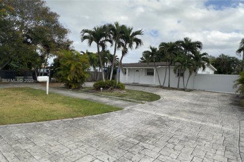 Casa en venta en Miami, Florida, 5 dormitorios, 165.55 m2 № 1983927 - foto 4