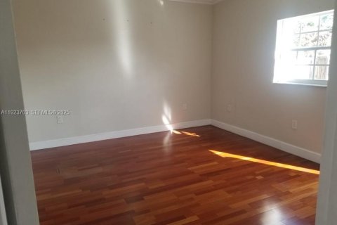 Casa en venta en Miami, Florida, 5 dormitorios, 165.55 m2 № 1983927 - foto 9