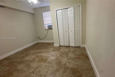 Casa en venta en Miami, Florida, 5 dormitorios, 165.55 m2 № 1983927 - foto 11