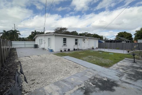 Casa en venta en Miami, Florida, 5 dormitorios, 165.55 m2 № 1983927 - foto 21