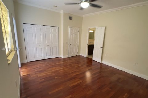 Casa en venta en Miami, Florida, 5 dormitorios, 165.55 m2 № 1983927 - foto 17