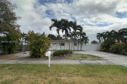 Casa en venta en Miami, Florida, 5 dormitorios, 165.55 m2 № 1983927 - foto 2